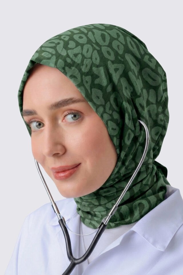 STETOSKOP GİRİŞLİ LEOPAR DESEN CERRAHİ TESETTÜR BONE YEŞİL